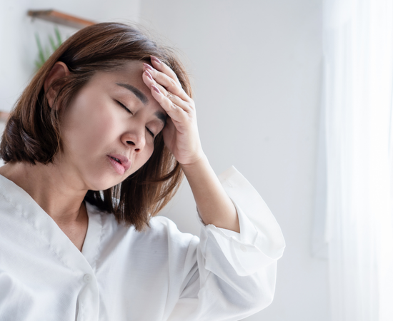 頭痛で悩む女性